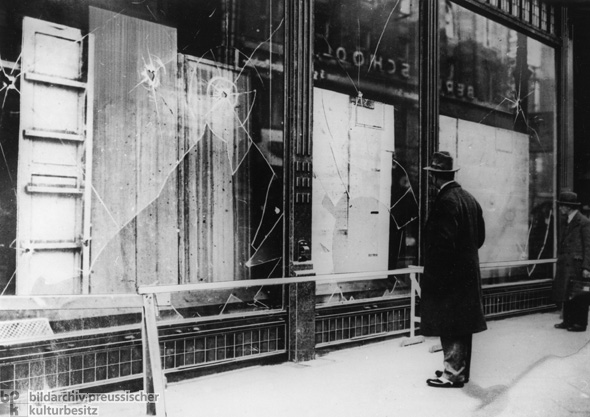 Am Morgen nach der Kristallnacht in Berlin: Zerschlagene Schaufensterscheiben (10. November 1938)